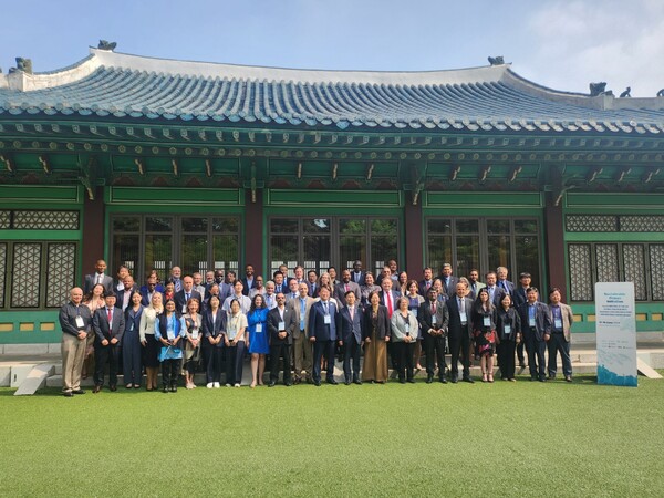 11일 신라호텔에서 ‘제4회 해양-수산 컨퍼런스’에 참가자들이 기념사진을 촬영하고 있다 / 국립해양생물자원관 제공