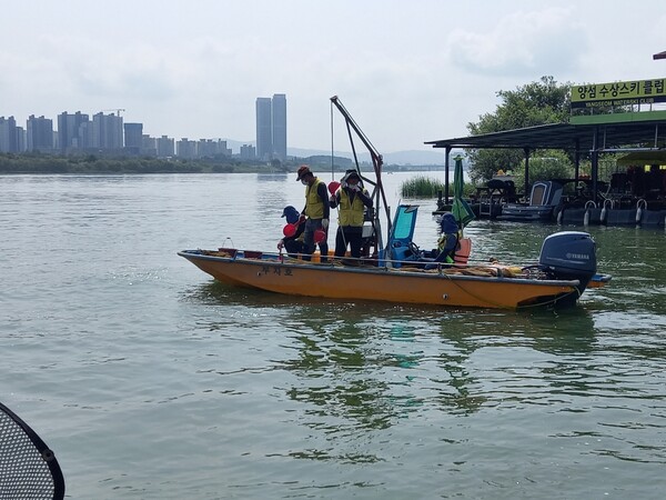 여주시가 뱀장어, 치어 등 남한강에 방류했다. / 여주시 제공 