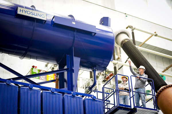 효성중공업 창원 공장에서 직원들이 초고압변압기를 검사하고 있다 / 효성중공업 제공