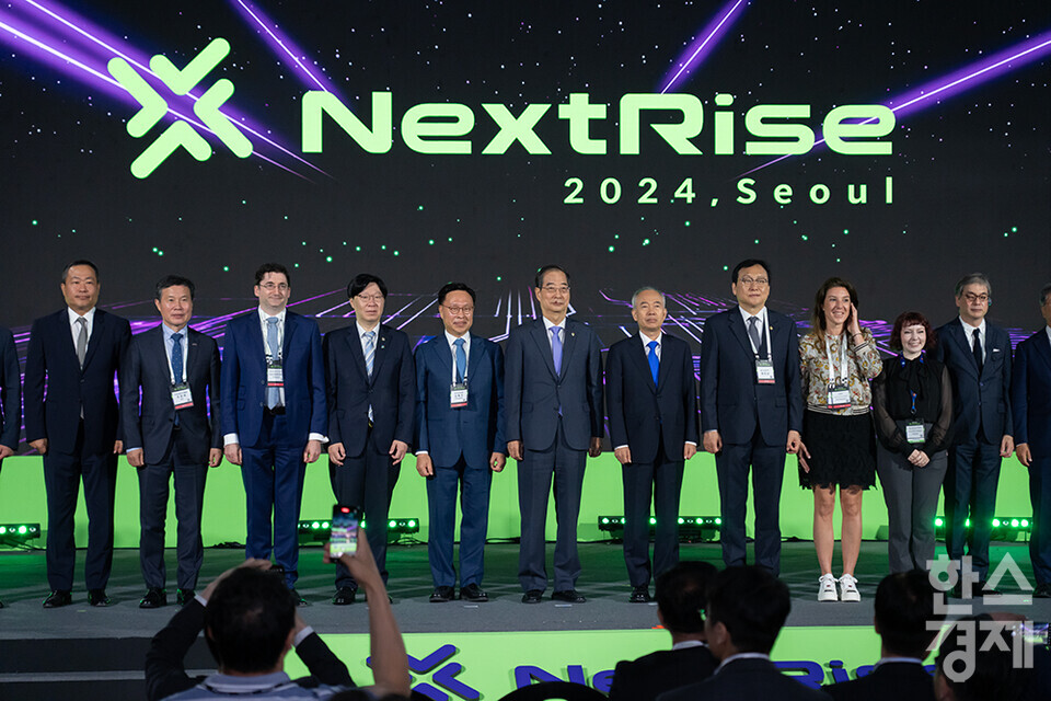 김소영 금융위원회 부위원장, 김복규 산업은행 수석부행장, 한덕수 국무총리, 황철주 무역협회 회장단 대표를 비롯한 주요 내빈들이 13일 서울 삼성동 코엑스에서 열린 '넥스트라이즈 2024 수출 스타트업 박람회' 개막식에 참석해 기념촬영을 하고 있다. /최대성 기자 dpdaesung@sporbiz.co.kr 2024.06.13.