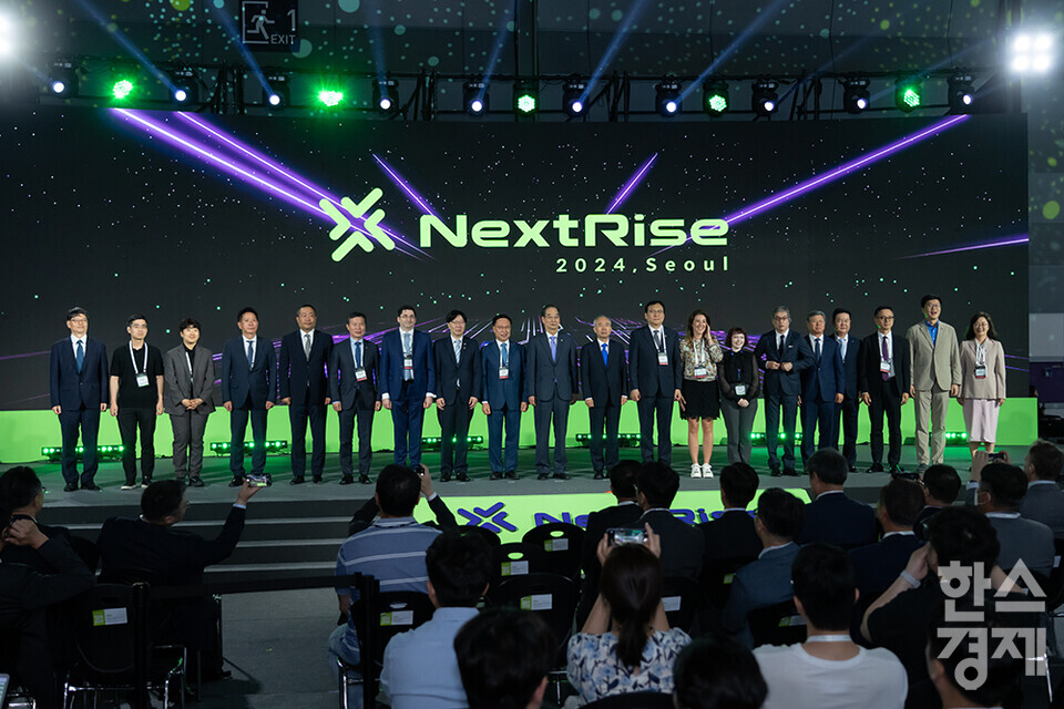 김소영 금융위원회 부위원장, 김복규 산업은행 수석부행장, 한덕수 국무총리, 황철주 무역협회 회장단 대표를 비롯한 주요 내빈들이 13일 서울 삼성동 코엑스에서 열린 '넥스트라이즈 2024 수출 스타트업 박람회' 개회식에 참석해 기념촬영을 하고 있다. /최대성 기자 dpdaesung@sporbiz.co.kr 2024.06.13.