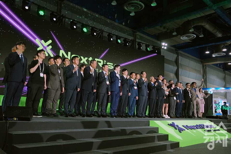 김소영 금융위원회 부위원장, 김복규 산업은행 수석부행장, 한덕수 국무총리, 황철주 무역협회 회장단 대표를 비롯한 주요 내빈들이 13일 서울 삼성동 코엑스에서 열린 '넥스트라이즈 2024 수출 스타트업 박람회' 개회식에 참석해 기념촬영을 하고 있다. /최대성 기자 dpdaesung@sporbiz.co.kr 2024.06.13.