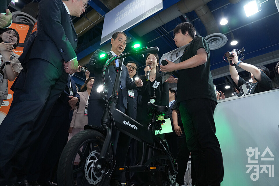 한덕수 국무총리가 13일 서울 삼성동 코엑스에서 열린 '넥스트라이즈 2024 수출 스타트업 박람회' 개막식을 마친 후 전시 부스를 둘러보고 있다. /최대성 기자 dpdaesung@sporbiz.co.kr 2024.06.13.