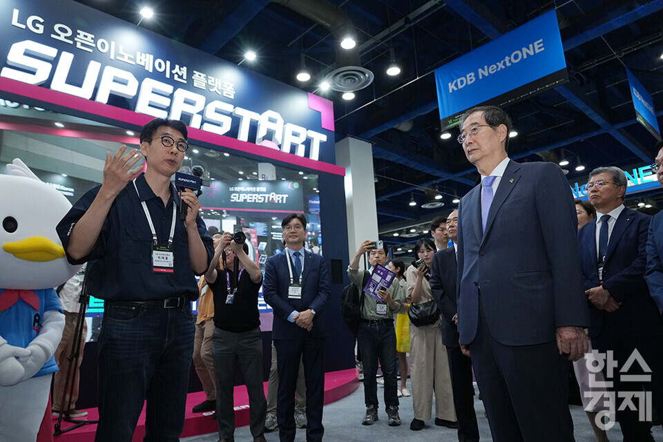 한덕수 국무총리가 13일 서울 삼성동 코엑스에서 열린 '넥스트라이즈 2024 수출 스타트업 박람회' 개막식을 마친 후 LG 오픈이노베이션 플랫폼 슈퍼스타트 부스를 둘러보고 있다. /최대성 기자 dpdaesung@sporbiz.co.kr 2024.06.13.
