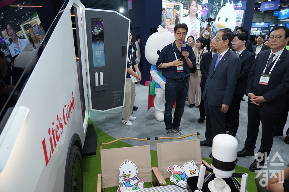 한덕수 국무총리가 13일 서울 삼성동 코엑스에서 열린 '넥스트라이즈 2024 수출 스타트업 박람회' 개막식을 마친 후 LG 오픈이노베이션 플랫폼 슈퍼스타트 부스를 둘러보고 있다. /최대성 기자 dpdaesung@sporbiz.co.kr 2024.06.13.