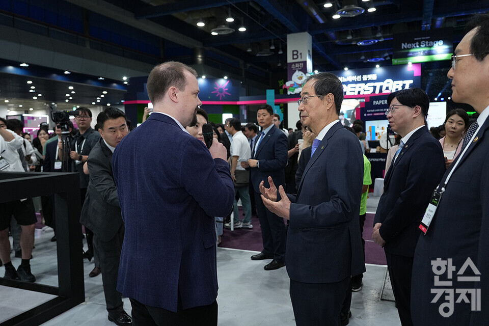 한덕수 국무총리가 13일 서울 삼성동 코엑스에서 열린 '넥스트라이즈 2024 수출 스타트업 박람회' 개막식을 마친 후 BMW 스타트업 GARAGE 부스 관계자와 이야기를 나누고 있다. /최대성 기자 dpdaesung@sporbiz.co.kr 2024.06.13.