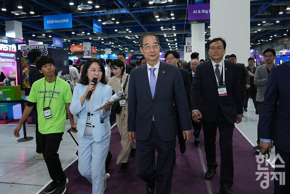 한덕수 국무총리가 13일 서울 삼성동 코엑스에서 열린 '넥스트라이즈 2024 수출 스타트업 박람회' 개막식을 마친 후 전시 부스를 둘러보고 있다. /최대성 기자 dpdaesung@sporbiz.co.kr 2024.06.13.