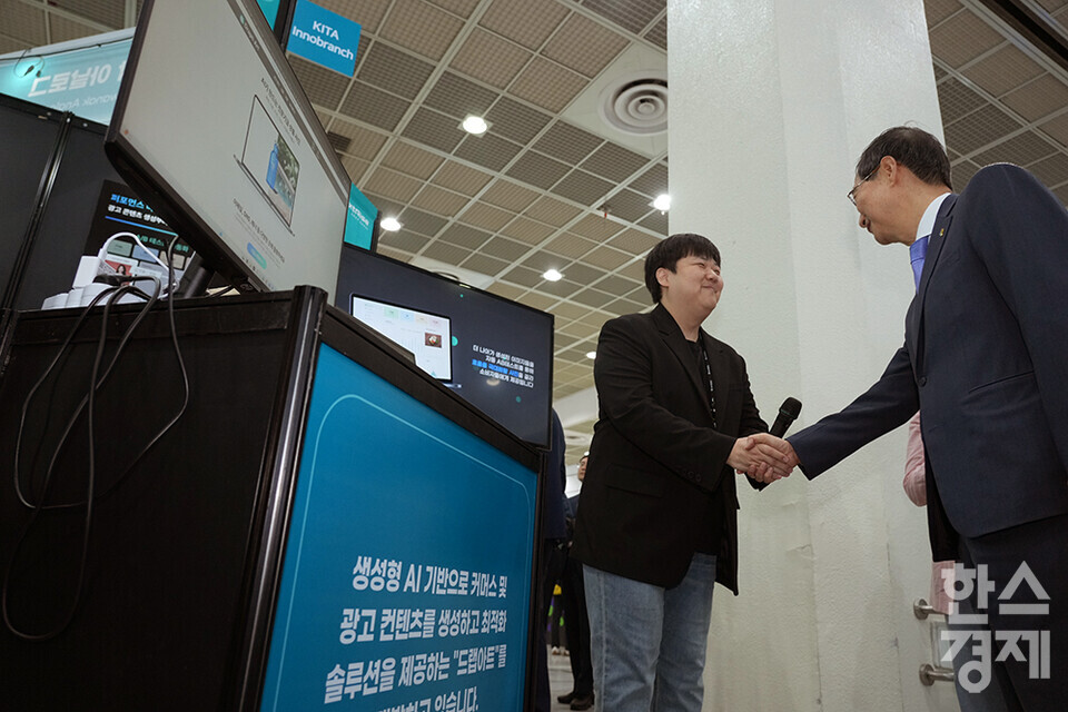 한덕수 국무총리가 13일 서울 삼성동 코엑스에서 열린 '넥스트라이즈 2024 수출 스타트업 박람회' 개막식을 마친 후 생성형 AI 기반으로 커머스 및 광고 컨텐츠를 생성하고 최적화 솔루션을 제공하는 '드랩아트'에 대한 설명을 듣고 있다. /최대성 기자 dpdaesung@sporbiz.co.kr 2024.06.13.