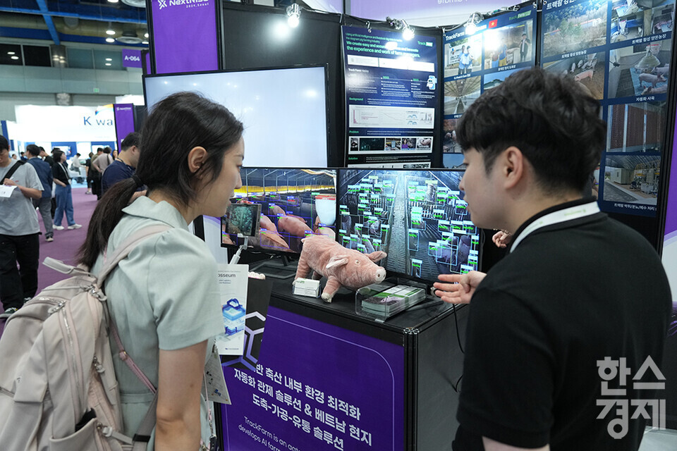 13일 서울 삼성동 코엑스에서 '넥스트라이즈 2024 수출 스타트업 박람회'가 열리고 있다. 사진은 AI기반 축산 내부 환경 최적화 솔루션인 트랙팜 부스 모습./최대성 기자 dpdaesung@sporbiz.co.kr 2024.06.13.