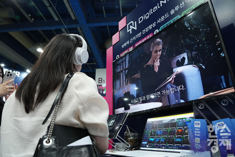 13일 서울 삼성동 코엑스에서 '넥스트라이즈 2024 수출 스타트업 박람회'가 열리고 있다. 사진은 의학적 근거기반 건강향상 사운드 솔루션 '사운드필' 체험 모습. /최대성 기자 dpdaesung@sporbiz.co.kr 2024.06.13.
