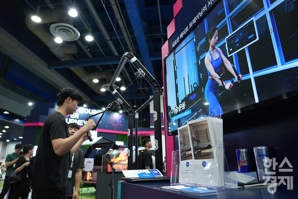 13일 서울 삼성동 코엑스에서 '넥스트라이즈 2024 수출 스타트업 박람회'가 열리고 있다. 사진은 원판없는 모터 기반 스마트 운동 머신 체험 모습. /최대성 기자 dpdaesung@sporbiz.co.kr 2024.06.13.