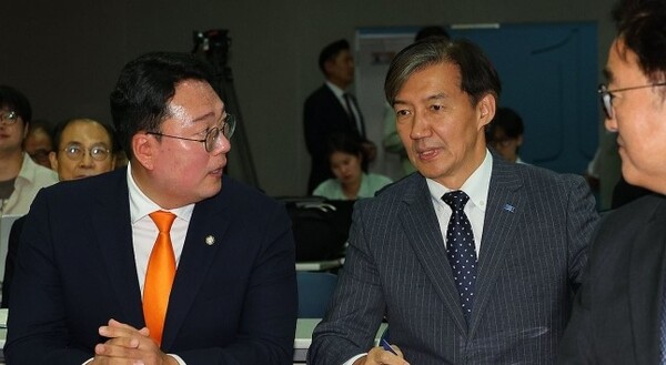 조국 조국혁신당 대표(오른쪽)와 천하람 개혁신당 원내대표가 13일 오후 서울 연세대학교 김대중도서관 컨벤션홀에서 열린 6·15 남북정상회담 24주년 기념식 및 학술회의에 서 대화하고 있다. /연합뉴스