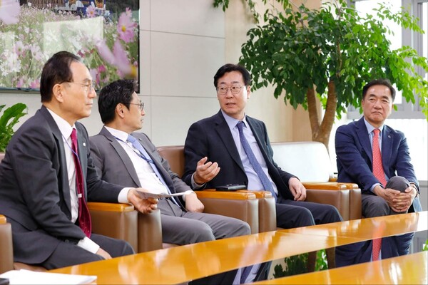 정명근 시장은 “앞으로 광역교통 문제를 해결할 수 있는 유일한 수단은 철도라고 생각한다”면서 “철도사업을 성공적으로 추진해 시민들의 출퇴근 불편을 해소하고 이동편의를 대폭 향상하도록 하겠다.”라고 강조하고 있다./ 화성시 제공