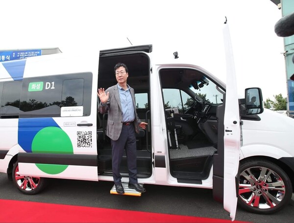 화성시 똑버스는 신규 택지개발지역, 교통 사각지대 등에 거주하는 시민의 이동권을 보장하는 것은 물론이며, 대중교통과 연계하여 대중교통 이용 편의 증진 및 지역 경제 활성화 등에 기여하고 있는 사업이다./ 화성시 제공