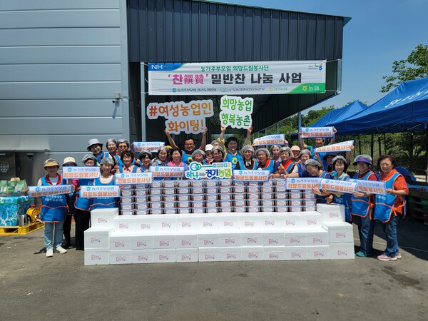 박옥래 본부장은 “지역사회 소외계층을 위한 나눔활동에 힘쓰고 계신 농가주부모임 회원들의 노고에 깊이 감사드리며, 저희 경기농협도 사회적 책임을 다하기 위하여 더욱 이웃사랑 실천에 앞장서겠다.”라고 밝혔다./ 경기농협 제공