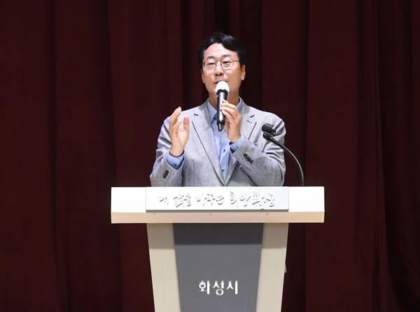 정명근 화성시장은 “화성시요양보호사협회 창립을 맞아 요양보호사 여러분의 화합과 발전을 기원한다”며, “시는 요양보호사의 처우개선과 복지증진을 위해 ‘화성시 장기요양요원 실태조사 및 처우개선 방안 연구용역’을 추진 중”이라고 말했다./ 화성시 제공
