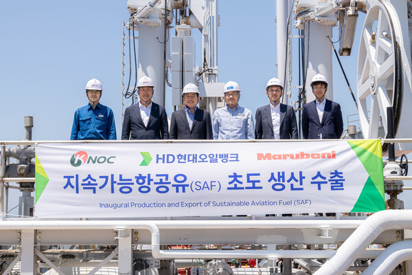 지속가능 항공유 초도 생산 수출 행사에 참석한 관계자들(왼쪽부터 이주현한국석유공사 서산지사장, 전병혁 한국석유공사 석유사업처장, 박진혁 HD현대오일뱅크 트레이딩부문장, 이승호 HD현대오일뱅크 생산운영기획부문장, 마사토미 류이치 한국마루베니 대표, 시라이시 준페이 마루베니 차세대 연료사업기획팀장) / HD현대오일뱅크