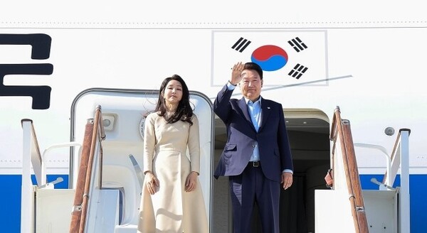 윤석열(오른쪽) 대통령과 부인 김건희 여사가 투르크·카자흐·우즈베크 중앙아시아 3개국 국빈 방문을 마치고 16일 새벽 경기 성남 서울공항으로 귀국했다. /연합뉴스