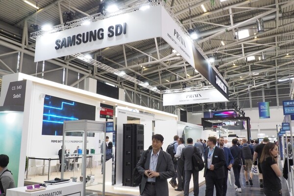 K배터리 기업들이 19일~21일(현지시간) 독일 뮌휀에서 열리는 ‘제2회 인터배터리 유럽 2024’에 참가해 최신 배터리 기술과 제품을 공개하며 유럽 공략에 나선다. 사진은 인터배터리 유럽 2023 삼성SDI 부스 / 연합뉴스