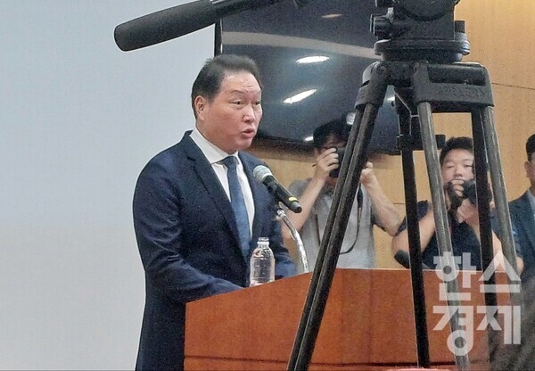 최태원 SK그룹 회장이 17일 오전 종로구 SK서린사옥에서 열린 재판 현안 설명회에 참석해 입장을 밝히고 있다. / 조나리 기자