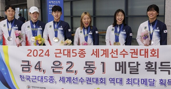 근대5종 대표팀 선수단이 17일 오후 늦게 인천국제공항을 통해 귀국한 뒤 기념 촬영을 하고 있다. 왼쪽부터 김승진, 서창완, 전웅태, 성승민, 김선우, 김은주. /연합뉴스