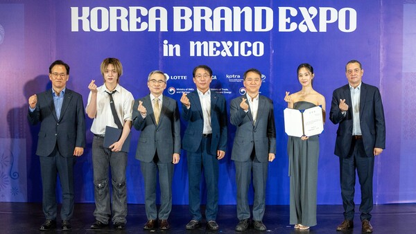 지난 15일(토) 멕시코 시티 월드트레이드센터에서 '2024 대한민국 브랜드 엑스포 인 멕시코' 개막식이 열렸다. 왼쪽부터 김상순 KOTRA 중남미지역본부장, 노매드 도의, 허태완 주멕시코 대한민국 대사관 대사, 김재겸 롯데홈쇼핑 대표, 김영환 대중소기업농어업협력재단 사무총장, 소녀시대 유리, 움베르토 에스케다 라모스 멕시코 대외무역투자기술 위원회 대표 / 롯데 제공