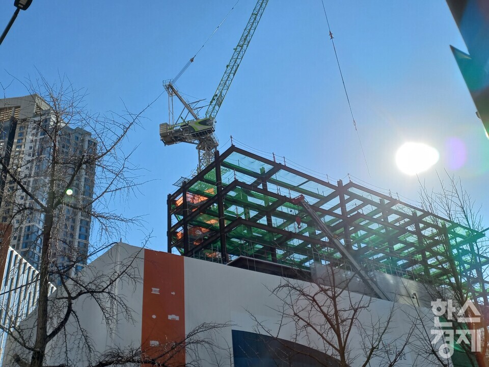 부동산 경기 침체가 깊어지고 있는 가운데 연말 분양 물량 확대로 미분양 물량의 증가가 예상되고 있다. 사진은 서울의 한 건설현장 모습. /한스경제 DB)