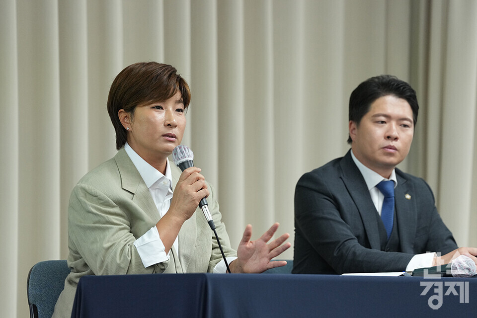 18일 오후 서울 강남구 스페이스쉐어 삼성코엑스센터에서 박세리희망재단 사문서위조 및 위조사문서행사 고소 관련 기자회견이 열리고 있다. 이날 박세리희망재단 박세리 이사장, 박세리희망재단 법률대리인 김경현 변호사가 참석했다. /최대성 기자 dpdaesung@sporbiz.co.kr 2024.06.18.