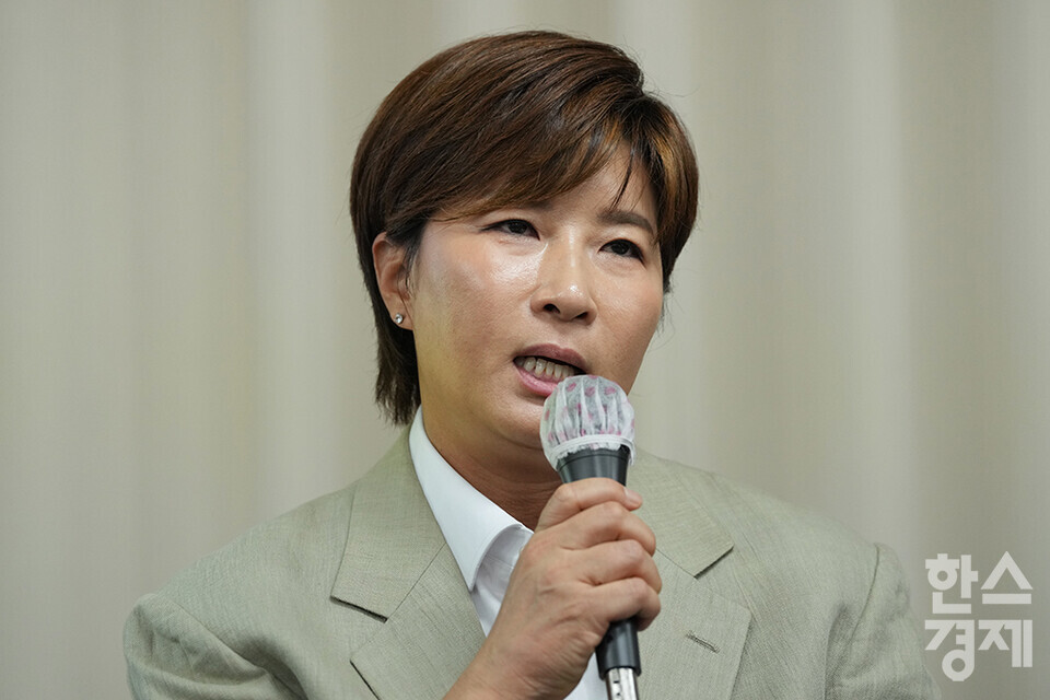 18일 오후 서울 강남구 스페이스쉐어 삼성코엑스센터에서 박세리희망재단 사문서위조 및 위조사문서행사 고소 관련 기자회견이 열리고 있다. 이날 박세리희망재단 박세리 이사장이 취재진의 질문에 답변하고 있다.  /최대성 기자 dpdaesung@sporbiz.co.kr 2024.06.18.