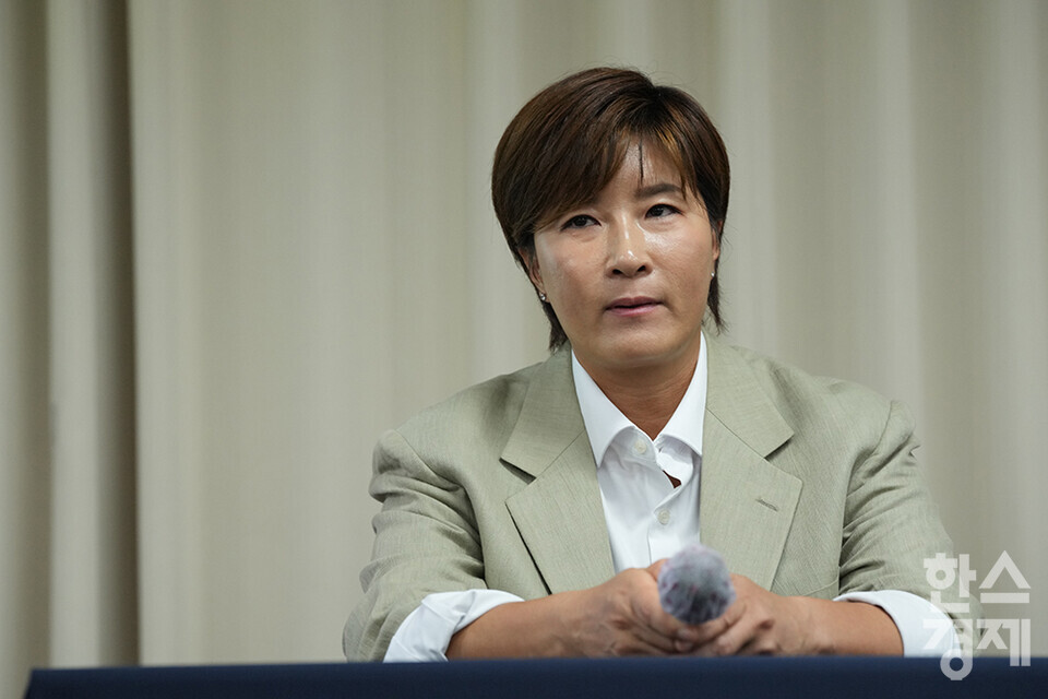 18일 오후 서울 강남구 스페이스쉐어 삼성코엑스센터에서 박세리희망재단 사문서위조 및 위조사문서행사 고소 관련 기자회견이 열리고 있다. 이날 박세리희망재단 박세리 이사장이 취재진의 질문을 듣고 있다.  /최대성 기자 dpdaesung@sporbiz.co.kr 2024.06.18.