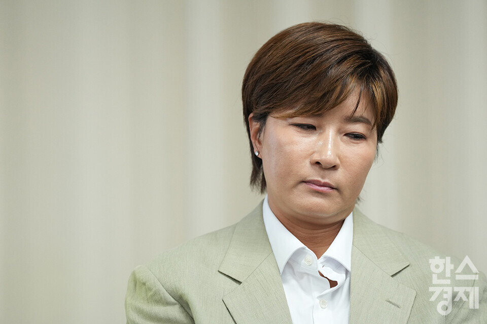 18일 오후 서울 강남구 스페이스쉐어 삼성코엑스센터에서 박세리희망재단 사문서위조 및 위조사문서행사 고소 관련 기자회견이 열리고 있다. 이날 박세리희망재단 박세리 이사장이 취재진의 질문을 듣고 있다.  /최대성 기자 dpdaesung@sporbiz.co.kr 2024.06.18.