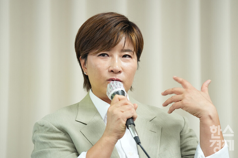 18일 오후 서울 강남구 스페이스쉐어 삼성코엑스센터에서 박세리희망재단 사문서위조 및 위조사문서행사 고소 관련 기자회견이 열리고 있다. 이날 박세리희망재단 박세리 이사장이 취재진의 질문에 답변하고 있다.  /최대성 기자 dpdaesung@sporbiz.co.kr 2024.06.18.