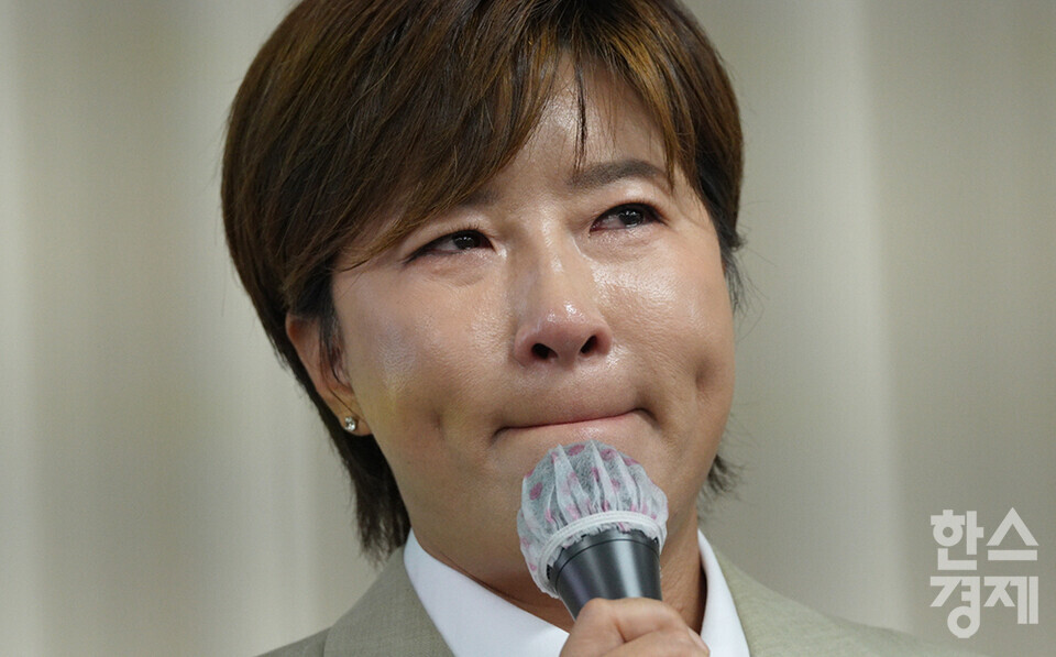 18일 오후 서울 강남구 스페이스쉐어 삼성코엑스센터에서 박세리희망재단 사문서위조 및 위조사문서행사 고소 관련 기자회견이 열렸다. 박세리 박세리희망재단 이사장이 답변 중 눈물을 흘리고 있다. /최대성 기자
