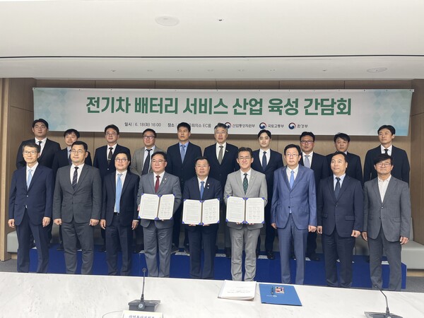 산업통상자원부, 국토교통부, 환경부는 19일 현대차, LG에너지솔루션 등 전기차, 배터리 업계와 함께 ‘민·관 공동 협의체’를 출범하고, 정부와 업계가 전기차 배터리 서비스 산업 육성과 발전을 위해 협력하기로 뜻을 모았다. / 한스경제