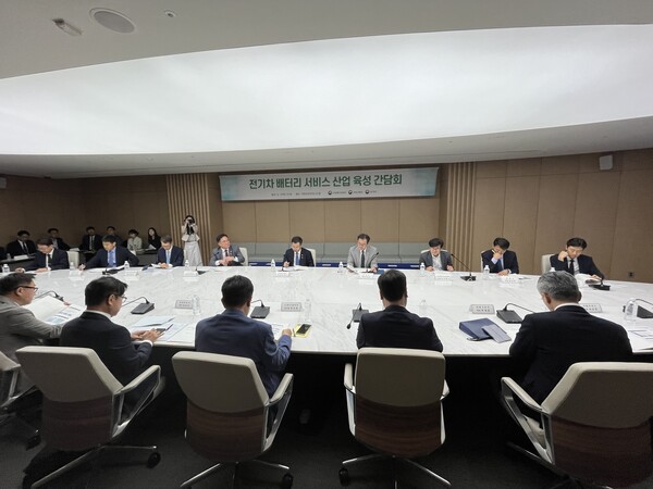 산업통상자원부, 국토교통부, 환경부는 19일 현대차, LG에너지솔루션 등 전기차, 배터리 업계와 함께 ‘민·관 공동 협의체’를 출범하고, 정부와 업계가 전기차 배터리 서비스 산업 육성과 발전을 위해 협력하기로 뜻을 모았다. / 한스경제