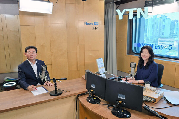 이상일 용인특례시장이 17일 라디오방송에 출연해 시정 주요 성과를 소개했다./ 용인특례시 제공