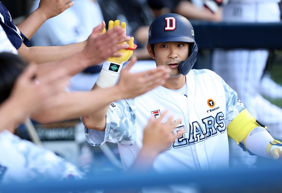 18일 잠실야구장에서 열린 NC 다이노스전에서 2회말 역전 3점 홈런을 기록한 두산 베어스 강승호.  이번 홈런은 강승호의 시즌 11호 홈런으로, 2022년 기록한 10홈런을 넘어 개인 한 시즌 최다 홈런을 달성했다. /두산 제공