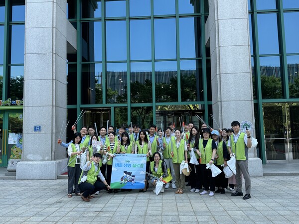 유한양행 서울 대방동 소재 본사에서 플로깅활동 진행한 임직원 일동. /유한양행 제공