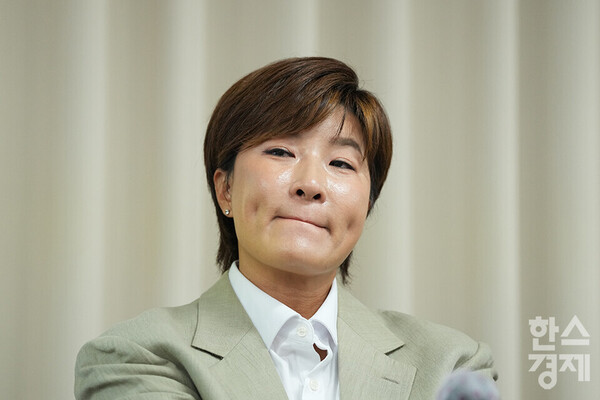 18일 오후 서울 강남구 스페이스쉐어 삼성코엑스센터에서 박세리희망재단 사문서위조 및 위조사문서행사 고소 관련 기자회견이 열렸다. 이날 박세리희망재단 박세리 이사장이 취재진의 질문을 듣고 있다.  /최대성 기자