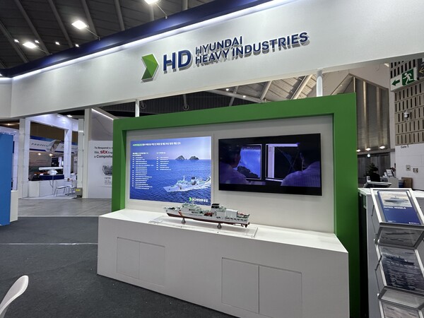 HD현대중공업이 인공지능(AI)기술이 탑재된 3000t급 원해경비함(OPV)를 전시했다 / 김우정 기자