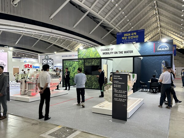 만트럭버스그룹이 해상용 엔진을 소개하고 있다 / 김우정 기자