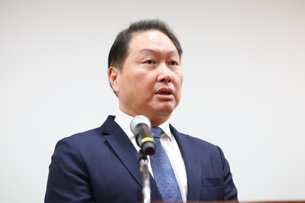 지난 17일 오전 SK서린사옥에서 열린 항소심 판결문 오류 발표장에 모습을 드러낸 최태원 SK 회장. / 연합