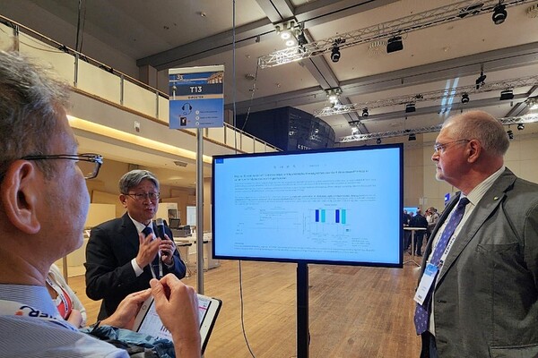 이무용 동국대학교 의과대학 심장내과 교수가 포스터 발표를 했다. /한미약품 제공