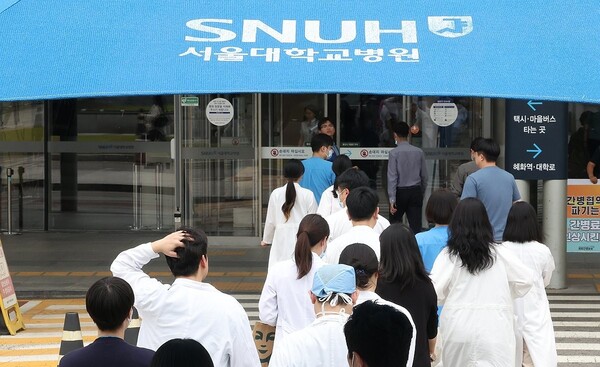 서울대학교병원 의료진이 이동하고 있는 모습. /연합뉴스 제공