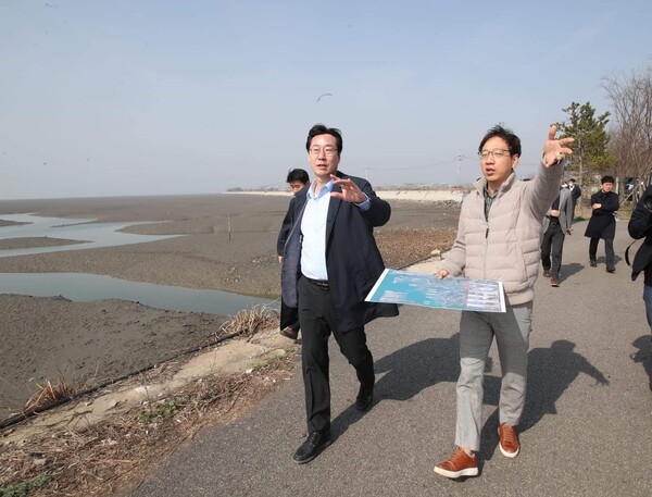 민선8기 정명근 화성시장은 100만 화성특례시 초대 시장이라는 역사적인 순간보다 화성특례시 이후의 지속가능한 발전을 꿈꾸며 친환경과 미래지향적 도시건설 그리고 가장 기본이 되는 사람을 중심으로 한 시정경영을 이어나가고자 노력하고 있다./ 화성시 제공