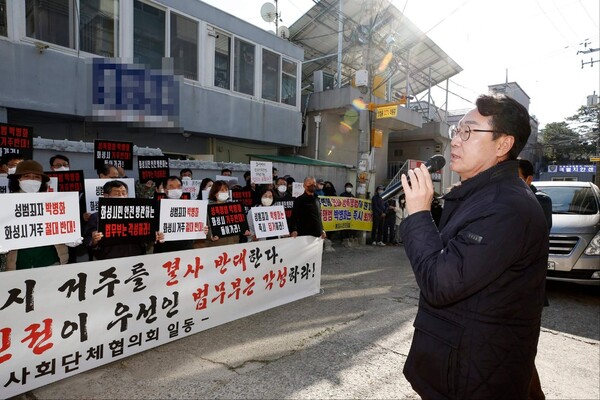 그는 직접 마이크를 들고 현장의 목소리를 전했다. 모든 행정적 역량을 동원하고 손수 중앙부처까지 달려가 해결에 나섰다./ 화성시 제공