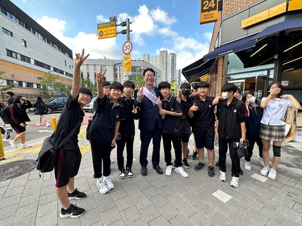 화성시는 지난 5월 16일 다자녀 기준을 3자녀에서 2자녀로 확대하는 조례를 개정하였고, 개별 근거 조례 또한 일괄 개정하여 더 많은 다자녀 가정들이 다양한 지원 혜택을 받을 수 있게 하였다. 지원대상자는 약 29만명으로 확대될 예정이다./ 화성시 제공