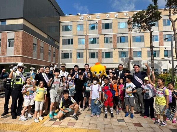 화성시는 소득수준에 상관없이 맞벌이, 한부모, 다자녀, 저학년 위주의 방과 후 돌봄이 필요한 초등학생을 대상으로 현재 13개소의 다함께 돌봄센터를 운영하고 있으며, 향후 지속적으로 신규 센터를 설치하여 초등돌봄 사각지대를 해소하기 위해 노력하고 있다./ 화성시 제공