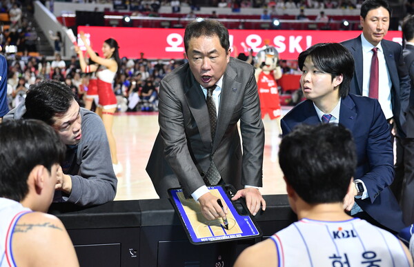 전창진 부산 KCC 감독(가운데)이 작전 지시를 하고 있다. /KBL 제공
