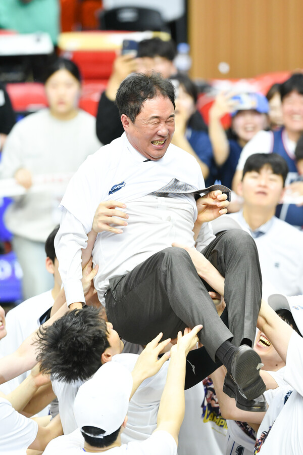 우승 헹가레를 받고 있는 전창진 감독. /KBL 제공